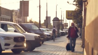 Varşova sokaklarında yürüyen tanınmayan insanlar.