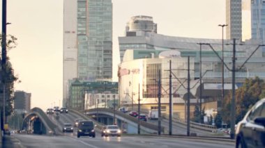 Varşova sokaklarında yürüyen tanınmayan insanlar.