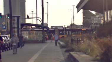 Varşova sokaklarında yürüyen tanınmayan insanlar.