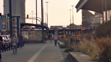 Varşova sokaklarında yürüyen tanınmayan insanlar.