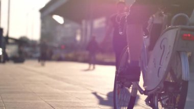 Varşova sokaklarında yürüyen tanınmayan insanlar.