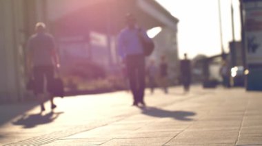 Varşova sokaklarında yürüyen tanınmayan insanlar.