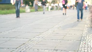 Varşova sokaklarında yürüyen tanınmayan insanlar.