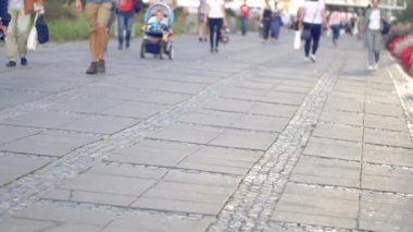 Varşova sokaklarında yürüyen tanınmayan insanlar.