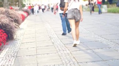 Varşova sokaklarında yürüyen tanınmayan insanlar.