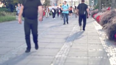 Varşova sokaklarında yürüyen tanınmayan insanlar.