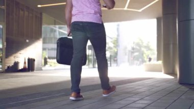 Varşova sokaklarında yürüyen tanınmayan insanlar.