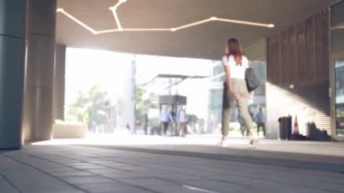 Varşova sokaklarında yürüyen tanınmayan insanlar.