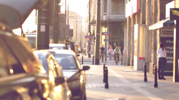 Persone Irriconoscibili Che Camminano Strade Varsavia — Video Stock