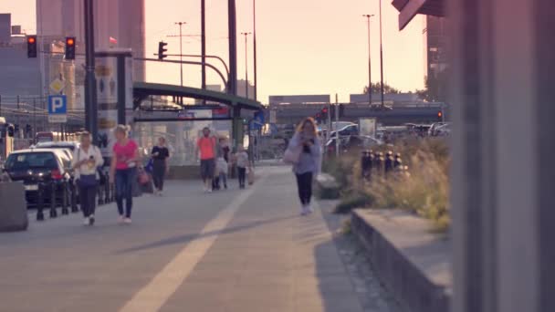 Pessoas Irreconhecíveis Andando Pelas Ruas Varsóvia — Vídeo de Stock