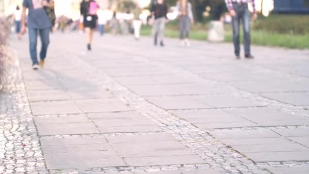 Gente Irreconocible Caminando Por Las Calles Varsovia — Vídeo de stock