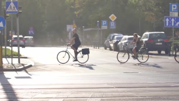 Nierozpoznawalne Osoby Spacerujące Ulicami Warszawy — Wideo stockowe