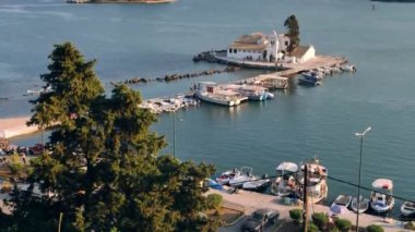 Korfu Adası 'nın Simgeleri: Vlacherna Manastırı, Yunanistan.