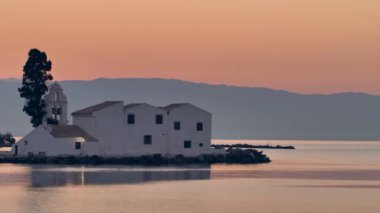 Korfu Adası 'nın Simgeleri: Vlacherna Manastırı, Yunanistan.