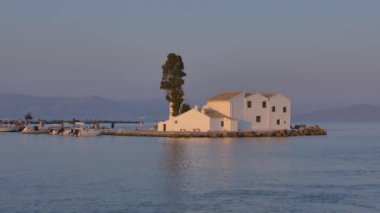 Korfu Adası 'nın Simgeleri: Vlacherna Manastırı, Yunanistan.
