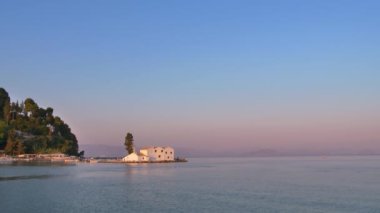 Korfu Adası 'nın Simgeleri: Vlacherna Manastırı, Yunanistan.