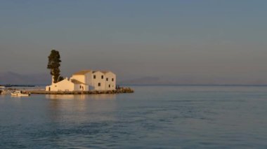 Korfu Adası 'nın Simgeleri: Vlacherna Manastırı, Yunanistan.
