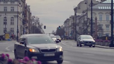 Varşova, Polonya 'da arabalar yolda.