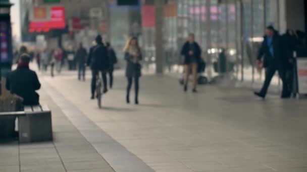 Nierozpoznawalne Osoby Spacerujące Ulicami Warszawy — Wideo stockowe