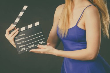 Profesyonel film Kayrak, tutan kadın film clapper kurulu. Hollywood üretim nesneleri kavramı. Siyah arka plan üzerine ateş stüdyo.