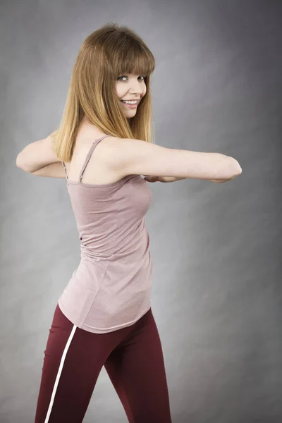 Mujer Joven Haciendo Ejercicio Casa Estirando Cuerpo Entrenamiento Casa Estar —  Fotos de Stock