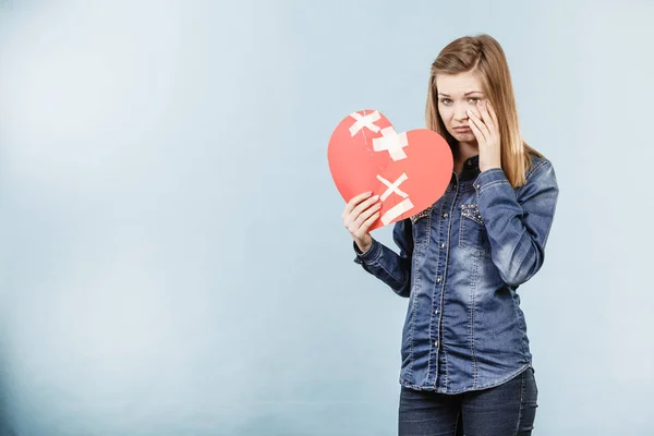 Sorglig Ung Tonårskvinna Med Krossat Hjärta Gjort Papper Negativa Sorgliga — Stockfoto