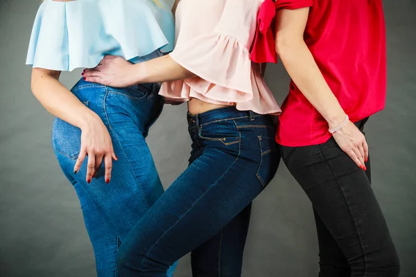 Drie Onherkenbaar Vrouwen Modieuze Outfits Blue Jeans Kleurrijke Shirts Mode — Stockfoto