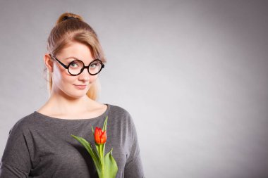 İncelik ve incelik kadın. Bahar çiçek genç güzel kadın. Narin kız kırmızı güzel Lale ile gözlük Güzellik Portresi.