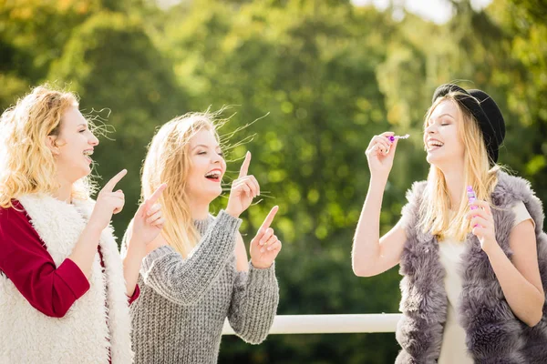 Vakantie Vreugde Vriendschap Concept Vrouwen Vrienden Hebben Plezier Blazen Zeepbellen — Stockfoto