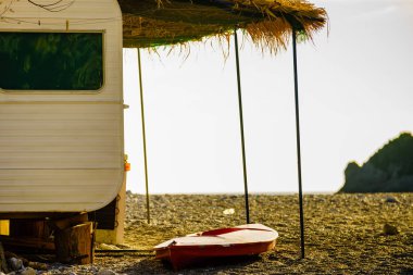 Turizm tatili ve seyahat. Yunanistan 'da güneşli sahilde karavan karavanı