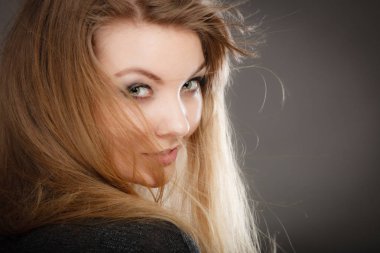 Cazibe ve flört kavramı. Güzel büyüleyici kadın portre seyir flört göz ve gülümseme ile. Neşeli mutlu sarışın genç kadın modeli.