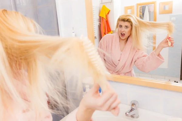 Женщина Халате Пытается Расчесать Свою Длинную Блондинку Запутанные Волосы Утренняя — стоковое фото