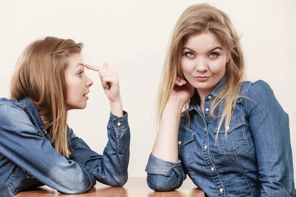 Zwei Frauen Die Sich Streiten Und Sich Gegenseitig Verspotten Weibliches — Stockfoto