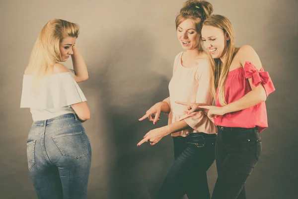 Mujer Siendo Intimidada Por Dos Amigas Chismorreando Sobre Forma Corporal — Foto de Stock