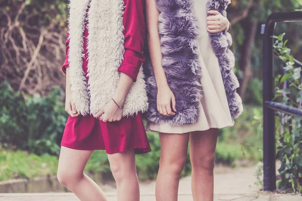 Twee Modieuze Vrouwen Stijlvolle Outfits Tijdens Warm Herfstweer Die Hun — Stockfoto