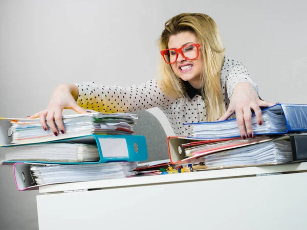 Glückliche Geschäftsfrau Die Energisch Schreibtisch Sitzt Und Voller Dokumente Ordnern — Stockfoto