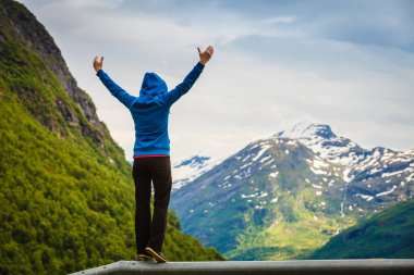 Tatil turizm ve seyahat. Turist kadın kamp sitesindeki dağlar yatay yaz Norveç'te, Scandinavia zevk..