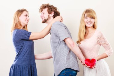 İhanet ve sadakatsizlik kavramı. İki çekici sarışın kız yakışıklı çocuk. Adam aldatan kadınlar tarafından seçilmiş kişi yanıltmak ve kalbi başka bir teklif.