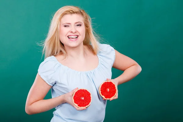 Vrouw Grappig Meisje Houdt Van Twee Helften Van Rode Grapefruit — Stockfoto