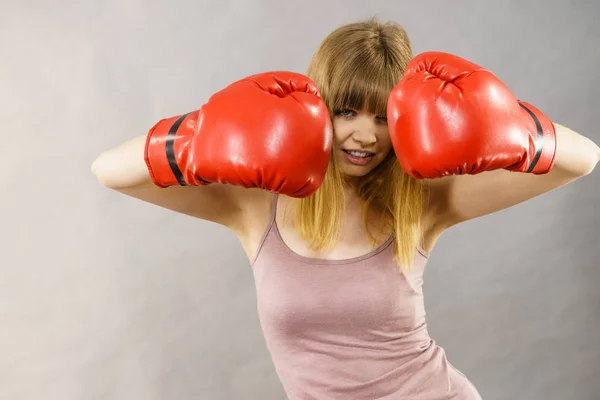 Sportieve Vrouw Met Rode Bokshandschoenen Vechtend Studio Shot Grijs Achtergrond — Stockfoto