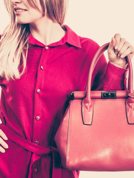 Модная Красивая Молодая Женщина Элегантной Повседневной Красной Рубашке Кожаной Сумкой — стоковое фото