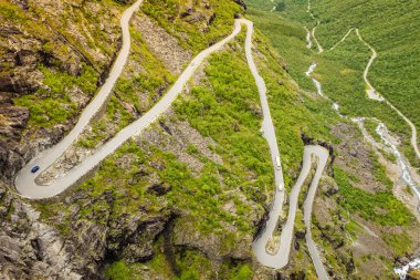 Yolu Trollstigen ya da Trollstigveien Norveç Avrupa'nın doğal dağ yolu virajlı troller