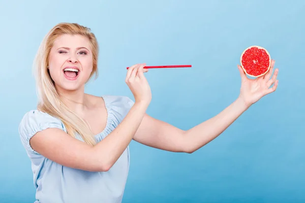 Dieta Saludable Comida Refrescante Llena Vitaminas Mujer Bebiendo Jugo Fruta — Foto de Stock