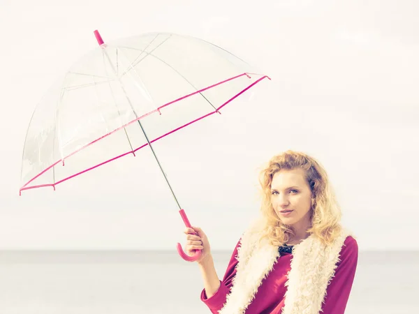 Vrij Vrouwelijke Dragen Bont Herfst Vest Poseren Met Transparante Paraplu — Stockfoto