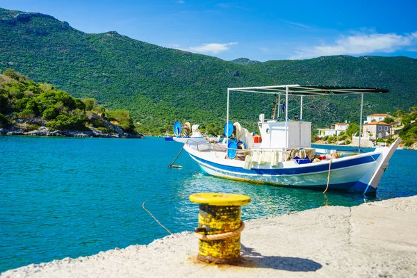 Tekne yatıyla tropikal deniz suyu kıyı şeridinde Jetty iskelesi. Denizcilik, yat konsepti.