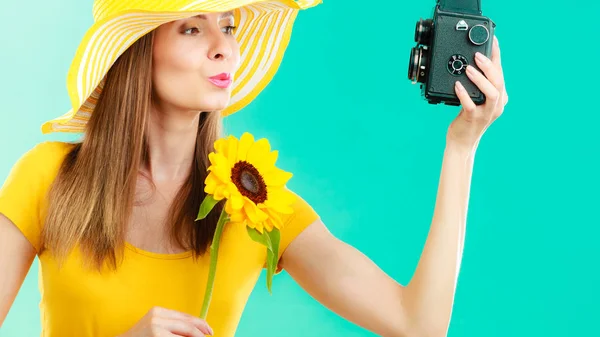 Summer Woman Wearing Yellow Dress Hat Sunflower Taking Self Picture — Stock Photo, Image