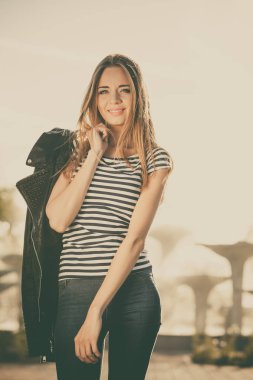 Moda sarışın genç kadın rahat tarzı deri ceket şehir sokak elindeki