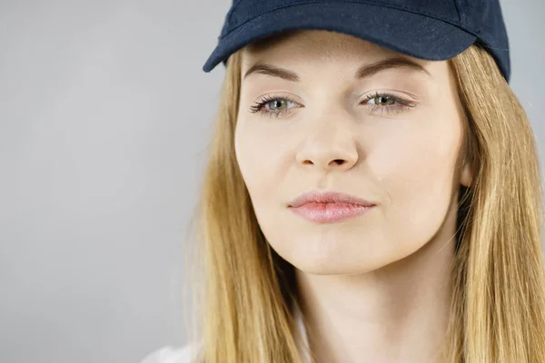 Junge Sportlich Aussehende Frau Mit Mütze Und Sportbekleidung Die Trainingsergebnisse — Stockfoto