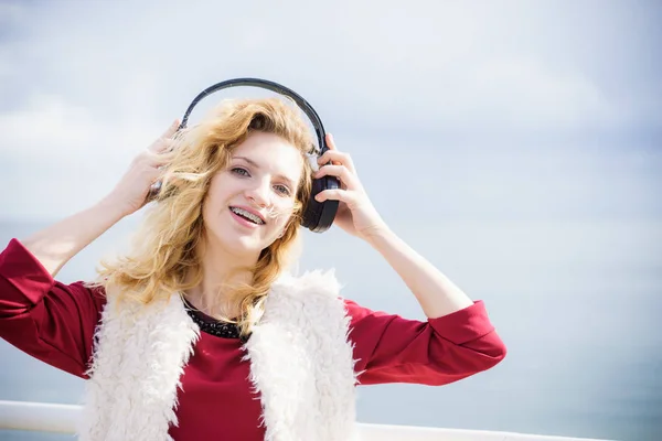 Boldog Örömteli Zenét Hallgat Miközben Kint Van Tini Visel Fejhallgató — Stock Fotó