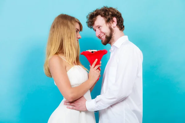 Casal Amoroso Com Flores Ramo Doces Homem Bonito Mulher Bonita — Fotografia de Stock